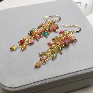 Orecchini a nappa con perline di tormalina colorata e ganci placcati oro 14K