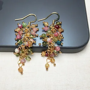 Dettaglio di orecchini a grappolo in tormalina colorata con ganci placcati oro 14K