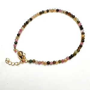 Bracelet en perles de tourmaline facettées multicolores avec fermoir mousqueton doré