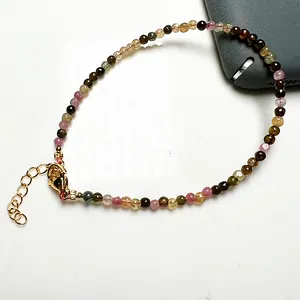 Vue détaillée du bracelet en perles de tourmaline facettées avec fermoir mousqueton doré