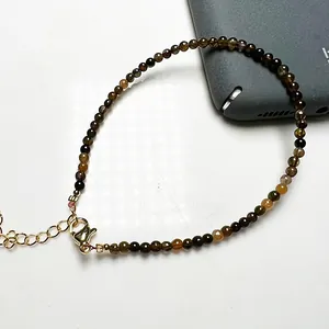 Détail du bracelet en perles de tourmaline avec fermoir mousqueton doré et extension