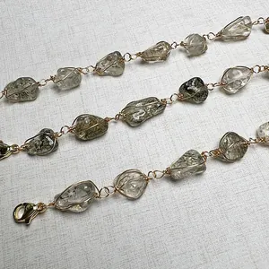 Bracciale artigianale in tormalina naturale con avvolgimento in filo dorato e catena
