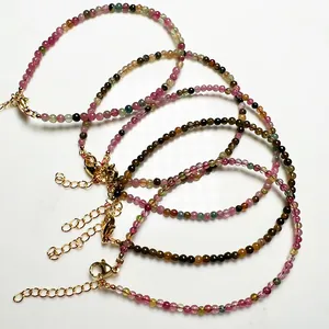 Vue détaillée de quatre bracelets en perles de tourmaline colorées avec fermoirs dorés