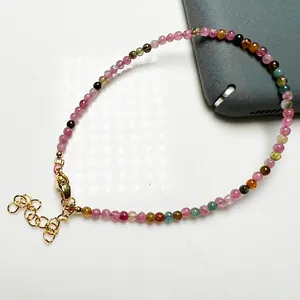 Détail macro du bracelet en tourmaline naturelle avec perles de 2mm et fermoir doré