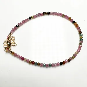 Macro de bracelet en perles de tourmaline multicolores avec fermoir mousqueton doré