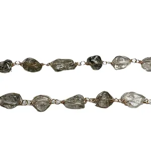 Bracciale fatto a mano con cristalli di tormalina e quarzo su catena a filo dorato