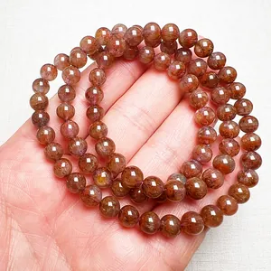 Makroaufnahme von Super Seven Naturkristall-Armband mit rötlichen Mineraleinschlüssen