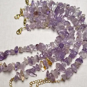 Bracciale di frammenti di ametista naturale con chiusura a moschettone dorata e catena