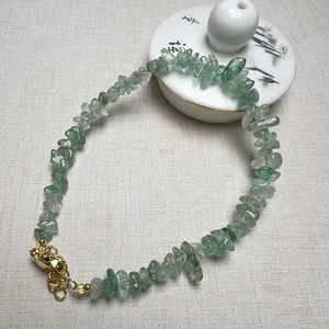 Collana di cristalli verdi naturali a scaglie con chiusura a moschettone dorata regolabile