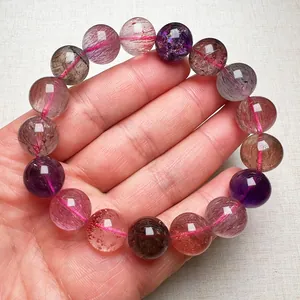 Detailansicht eines Super Seven Naturkristall Armbands mit bunten Einschlüssen