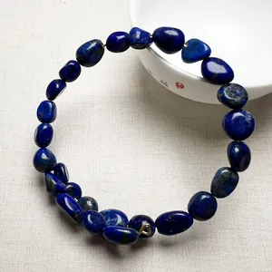 Vue détaillée d'un bracelet spirale en pierres de lapis-lazuli bleu profond irrégulières