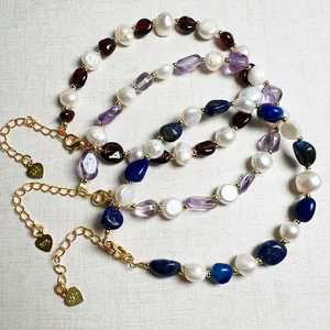 Makroaufnahme der S925 Sterlingsilber Herzmarke an Barockperlen und Edelsteinarmband