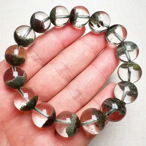 Makro-Detail des grünen Phantomquarz-Armbands mit natürlichen Mineraleinschlüssen