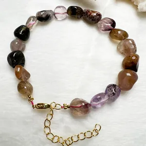 Dettaglio del bracciale con pietre naturali, ametista e chiusura a moschettone dorata