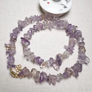 Dettaglio della collana in scaglie di ametista con chiusura a moschettone dorata regolabile