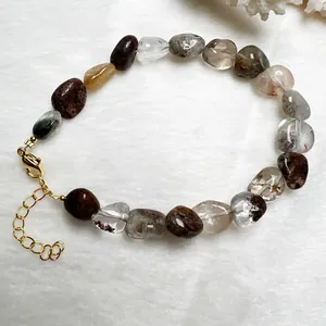 Dettaglio macro del bracciale in quarzo fantasma naturale con chiusura placcata in oro