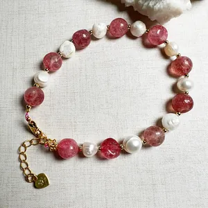 Handgefertigtes Armband mit Barock-Süßwasserperlen, Erdbeerquarz und goldenem Verschluss
