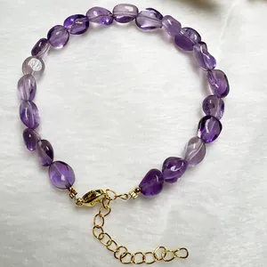 Bracciale di ametista naturale a schegge con chiusura a moschettone dorata regolabile