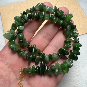 Detalle del collar de piedras de jaspe verde con cierre de langosta dorado ajustable