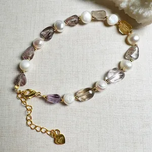 Detailaufnahme von Barockperlen und Amethyststeinen auf vergoldetem Armband mit 925er Stempel