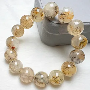 Vista detallada de pulsera de cristal natural sobre un joyero de terciopelo gris