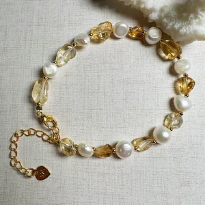 Nahaufnahme des Armbands mit Barockperlen, Citrinsteinen und Verschluss aus S925 Silber
