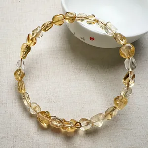 Vue détaillée de pierres de citrine naturelle irrégulières sur un tissu en lin beige élégant