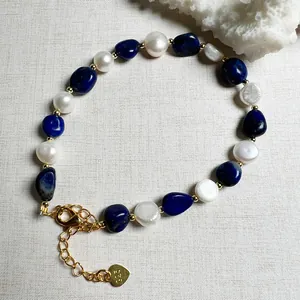 Detailansicht des S925-Herzanhängers am Barockperlen- und Lapislazuli-Armband