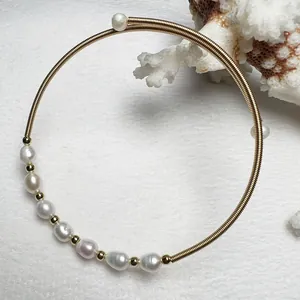 Λεπτομέρεια από χρυσό βραχιόλι 14K με μπαρόκ μαργαριτάρια γλυκού νερού και κοράλλι