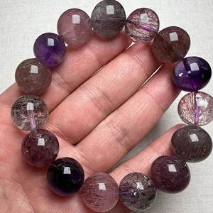 Detailansicht der Super Seven Kristalle und Rutilquarz-Perlen auf einem Edelsteinarmband