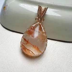 Detaillierte Nahaufnahme von Wassertropfen-Kristallanhänger mit Golddrahtwicklung