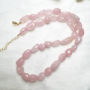 Primo piano della collana di perle in quarzo rosa traslucido con chiusura dorata