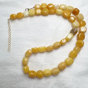 Dettaglio della collana di perle quadrate ambra con chiusura a moschettone oro