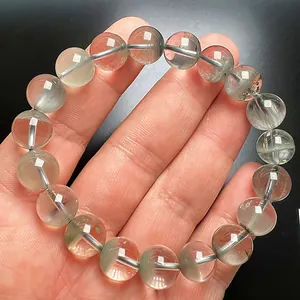 Primer plano de cuentas de cuarzo fantasma verde natural con inclusiones minerales