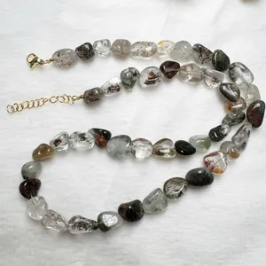 Dettaglio di collana in cristallo fantasma naturale con inclusioni colorate e chiusura