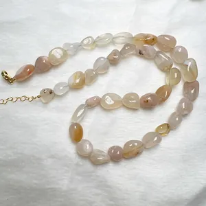 Dettaglio della collana in pietre di agata naturali con chiusura a moschettone