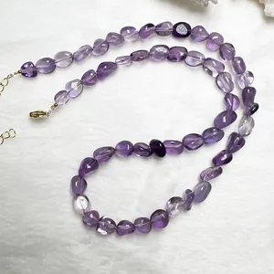 Dettaglio della collana di ametista con trama naturale e chiusura dorata regolabile