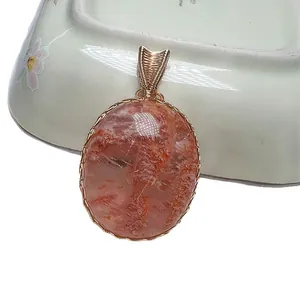 Exquisiter Phantomquarz-Anhänger mit handgefertigter Golddrahtwicklung und Naturstein