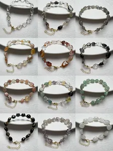 Detailliertes Raster mit 12 Naturstein-Armbändern, goldenen Perlen und Karabinerverschluss