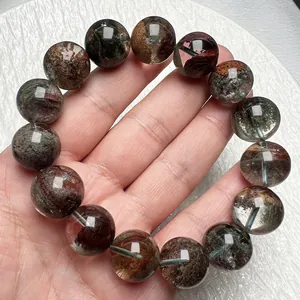 Makroaufnahme von Natur-Phantomquarz-Armband mit bunten mineralischen Einschlüssen