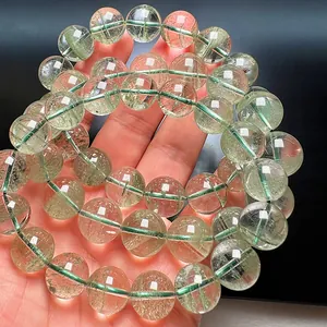 Primer plano de una pulsera de cuarzo fantasma verde natural con detalles de cristal en mano