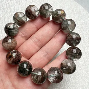 Makrofoto von Phantomquarz-Armband mit farbenfrohen mineralischen Einschlüssen