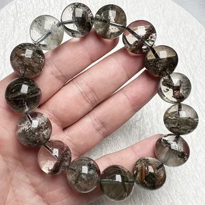 Makroaufnahme von Natur-Phantomquarz-Armbandperlen mit grünen Mineraleinschlüssen