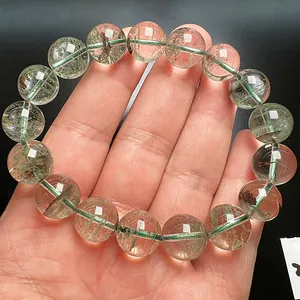 Macro de una pulsera de cuarzo fantasma verde natural con inclusiones minerales de musgo