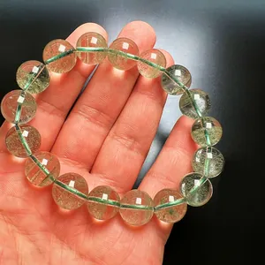 Primer plano detallado de cuentas de cuarzo fantasma verde natural en la pulsera