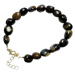 Bracciale di perle in pietra naturale irregolare con chiusura a moschettone dorata