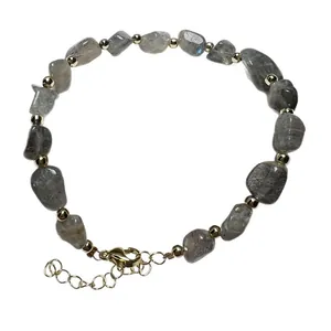 Armband aus natürlichen Labradorit-Splittern mit goldenen Perlen und Karabinerverschluss