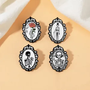 Makro-Detail gotischer Emaille-Anstecker mit Totenköpfen und Rosen in verzierten schwarzen Rahmen