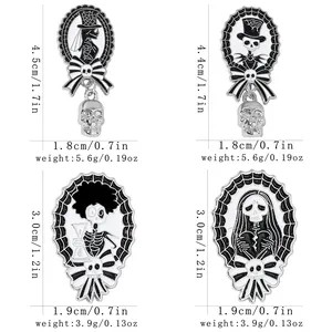 Dimensions et poids des broches gothiques en émail avec motifs de squelettes et nœuds