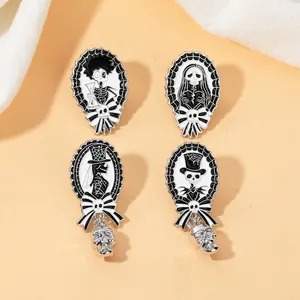 Lot de quatre épingles en émail gothique avec motifs de squelettes pour Halloween